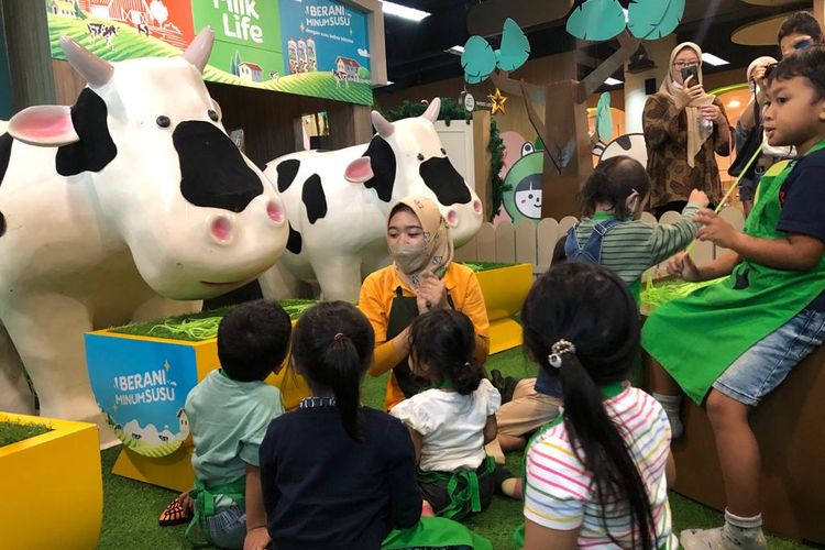 Edukasi anak belajar memerah susu di Youreka Kids Farm, Kuningan City, Jakarta