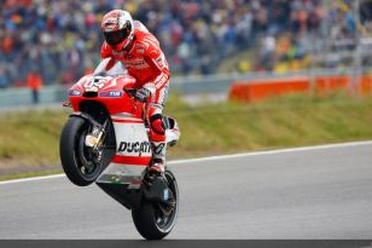 Pebalap Ducati asal Italia, Andrea Dovizioso, merayakan keberhasilannya finis kedua pada GP Belanda di Sirkuit Assen, Minggu (28/6/2014).