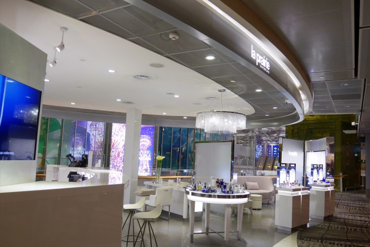 Salah satu ritel Changi Airport Group, menjual kosmetik dan menawarkan perawatan, Shilla Beauty Loft Terminal 3 Bandara Changi, Singapura, Sabtu (20/1/2018). 