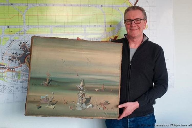 Inspektur Michael Dietz dari Kepolisian Dusseldorf, Jerman, ketika menemukan lukisan berharga Rp 4,8 miliar karya pelukis surealis Yves Tanguy di tempat sampah bandara.