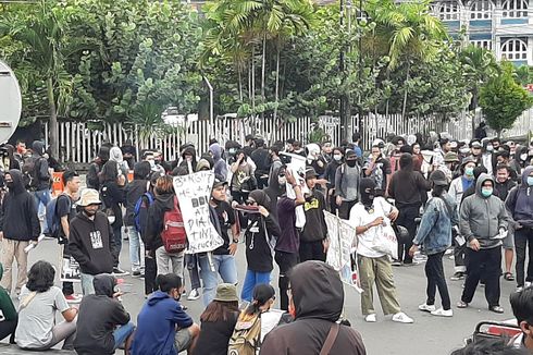 Massa Aksi Padati Bundaran UGM Yogyakarta