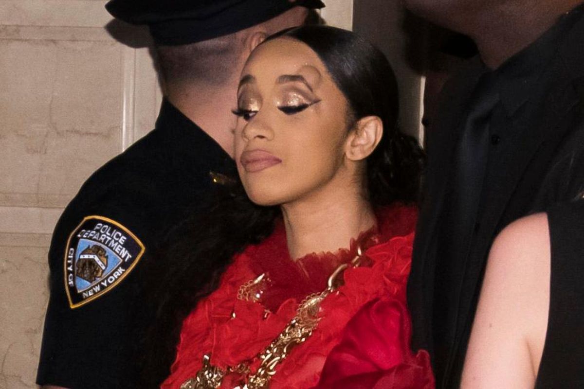 Dahi rapper asal Amerika, Cardi B (25) terlihat benjol akibat perkelahiannya dengan Nicky Minaj pada Jumat (7/9/2018).