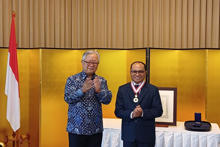 Rektor UIII, Jamhari Makruf Dianugerahi Bintang Tanda Jasa dari Kaisar Jepang