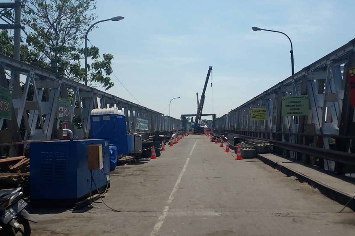 Jembatan Cincin Lama di Kabupaten Lamongan, Jawa Timur, masih dalam perbaikan menjelang penyelesaian yang ditargetkan H-10 Lebaran, Jumat (11/5/2018).