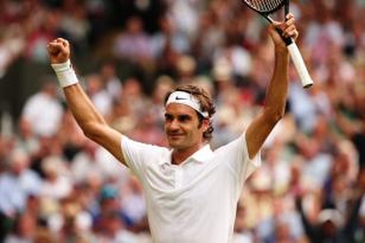 Petenis Swiss, Roger Federer, merayakan kemenangan atas rekan senegaranya, Stanislas Wawrinka, pada perempat final di London, Rabu (2/7/2014). Federer menang 3-6, 7-6(5), 6-4, 6-4.