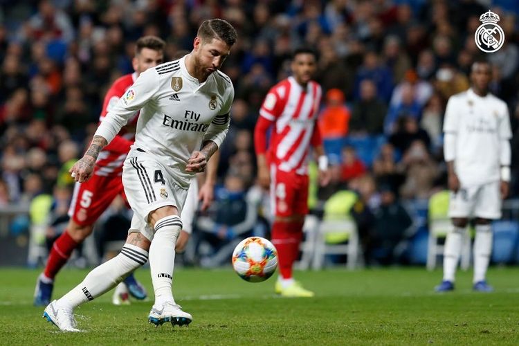 Sergio Ramos melakukan tendangan penalti ala panenka pada pertandingan Real Madrid vs Girona dalam laga Copa del Rey di Stadion Santiago Bernabeu, 24 Januari 2019.
