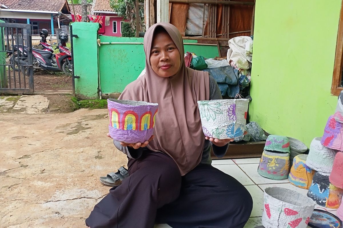 Seorang Ibu Rumah Tangga asal Kecamatan Cicalengka, Kabupaten Bandung, Jawa Barat berhasil mengubah sampah Diapers menjadi pot bunga.