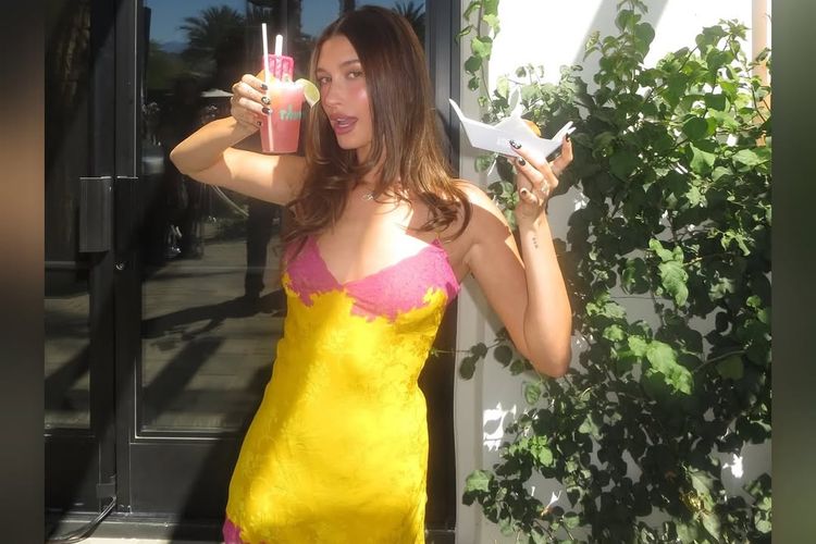 Hailey Bieber Kenakan Gaun Dior 1998 di Coachella 2026, Ini Detailnya