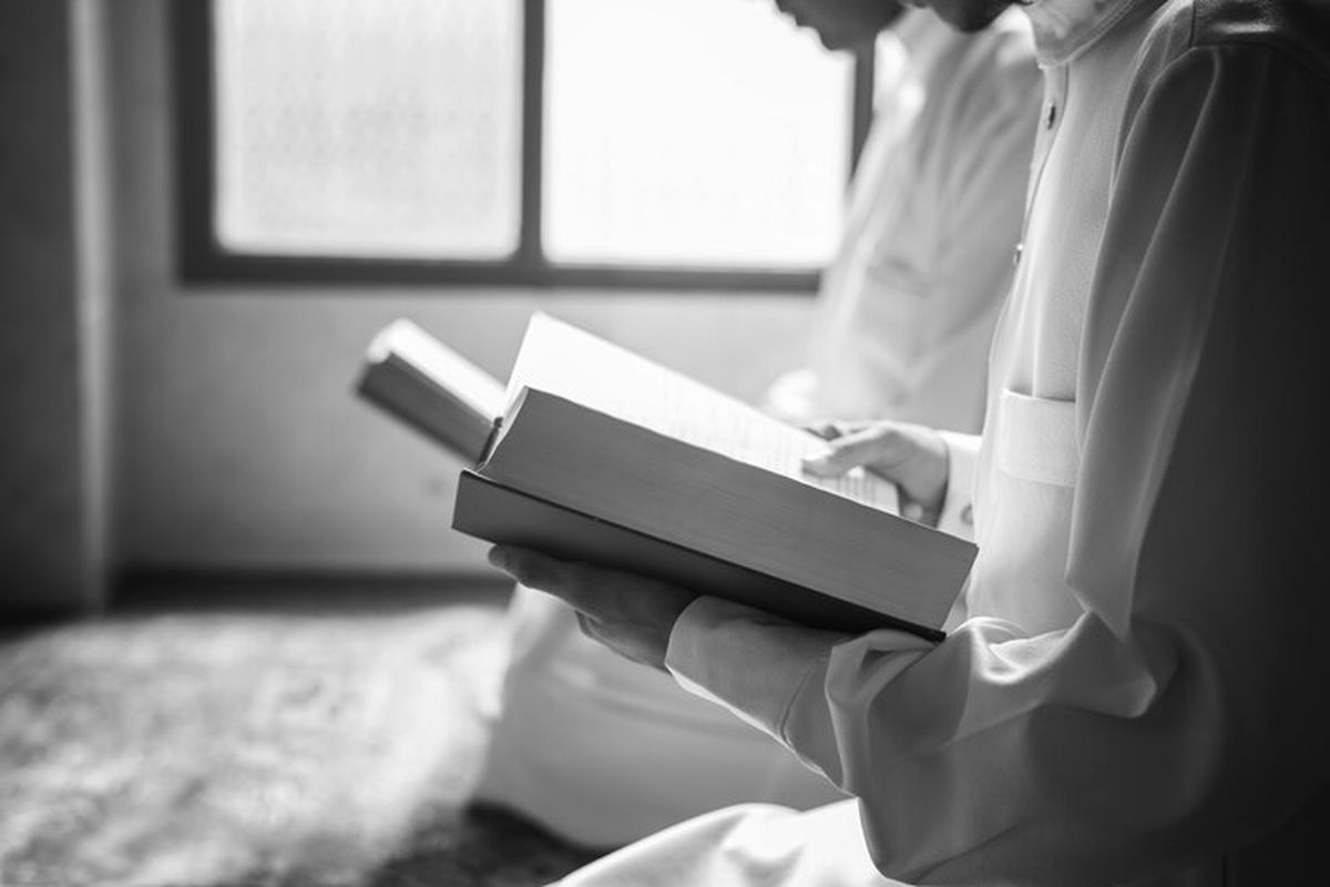 Ilustrasi membaca Al-Qur'an