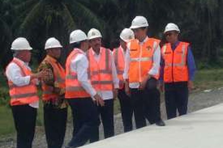 Presiden Joko Widodo (Jokowi) di proyek Medan-Kualanamu, Sumatera Utara, Rabu (2/3/2016).