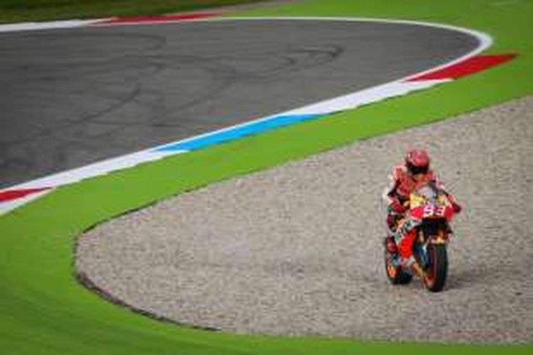 Pebalap Repsol Honda asal Spanyol, Marc Marquez, melintas di atas gravel Sirkuit Assen saat menjalani sesi pemanasan GP Belanda, Minggu (26/6/2016).