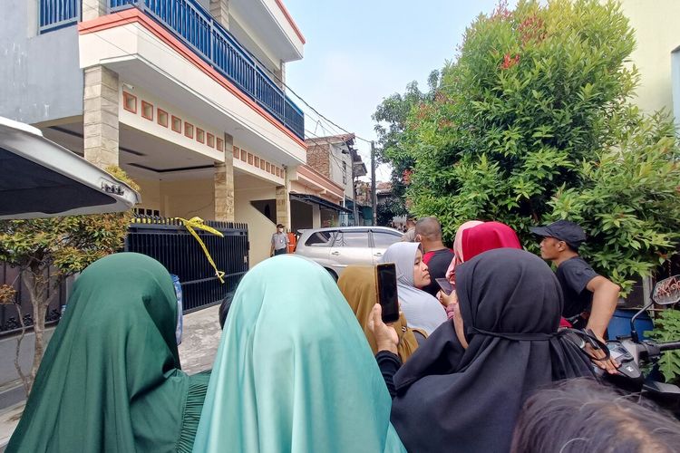 Tempat kejadian perkara (TKP) seorang wanita berinisial D (42) yang nekat membakar dirinya sendiri hingga meninggal dunia, menjadi tontonan warga. TKP itu adalah rumah korban sendiri di Perum Pondok Makmur A9/05, RT 003 RW 004, Kelurahan Gebang Raya, Kecamatan Periuk, Kota Tangerang.
