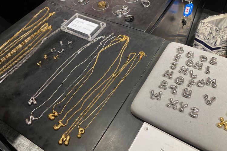 Aksesori dari Stuudio Particular di Brightspot SuperMRKT di Agora Mall, Jakarta Pusat, Kamis (27/11/2025).