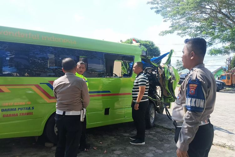 4 Tewas dalam Kecelakaan Travel di Tol Lima Puluh, Sopir Truk Kabur
