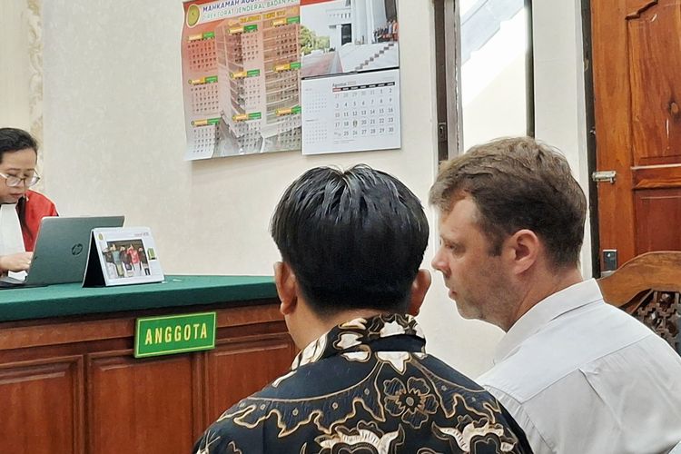 Pria warga negara asing (WNA) asal Ukraina, Roman Nazarenko (42), saat mendengar tuntutan penjara seumur hidup dalam kasus pabrik narkotika di Pengadilan Negeri Denpasar, Kamis (28/8/2025).