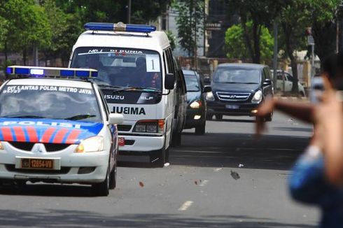 Video Sopir Ambulans Marahi Pengemudi Sedan yang Mengekor di Belakang