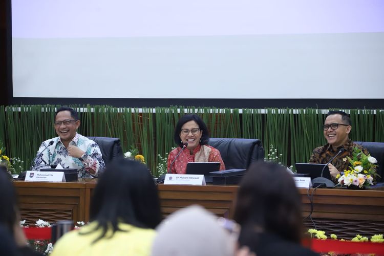 Menpan-RB Abdullah Azwar Anas, Menkeu Sri Mulyani, dan Mendagri Tito Karnavian saat  Konferensi Pers Pemberian THR dan Gaji 13 Tahun 2024 di Kantor Kementerian Keuangan, Jakarta, Jumat (15/3/2024).