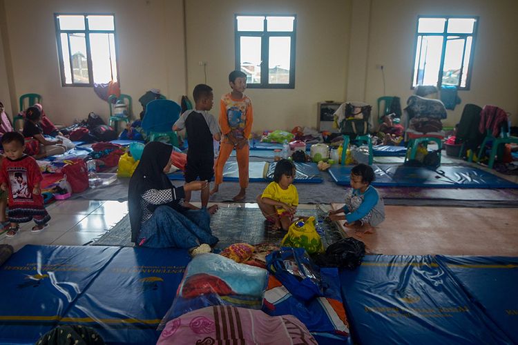 Warga beraktivitas di lokasi pengungsian di Kantor Desa Bojongasih, Dayeuhkolot, Kabupaten Bandung, Jawa Barat, Senin (17/2/2020). Sebanyak 47 Kepala Keluarga di Bojongasih mengungsi akibat banjir yang merendam tempat tinggalnya sejak Sabtu (15/2/2020).