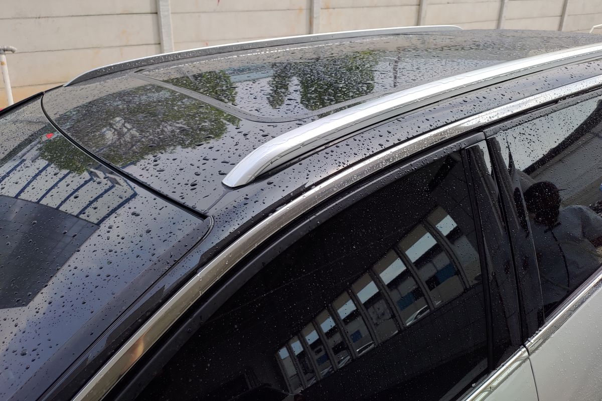 Air yang tidak cepat dikeringkan dapat membuat water spot pada kaca dan bodi mobil.