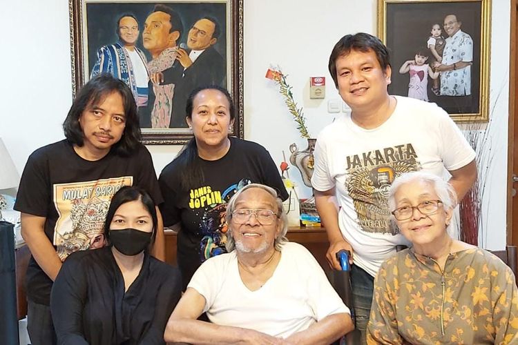 Pengamat musik Stanley Tulung bersama sejumlah musisi Tanah Air mengunjungi Bob Tutupoly (tengah bawah) beberapa waktu lalu.