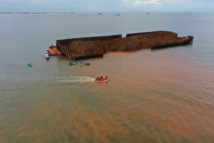 Kapal tongkang muat biji nikel karam alami miring di perairan laut Batu Gong kabupaten Konawe, Sulawesi Tenggara, akibatnya muatan tumpahan dan membuat air laut jadi merah. (Foto Istimewa)