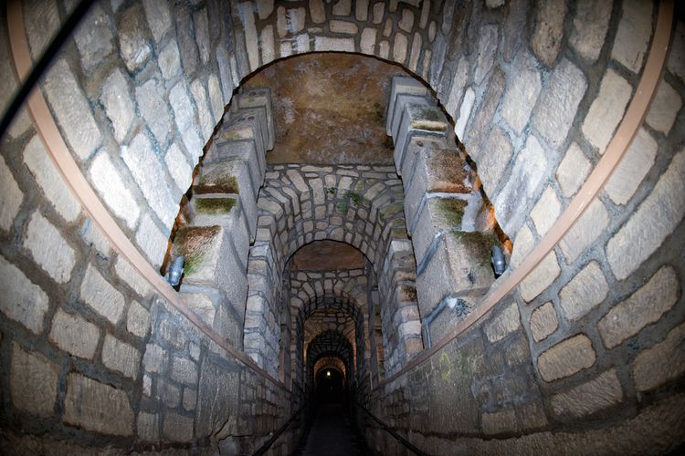 Penampakan lorong Catacombs of Paris. 