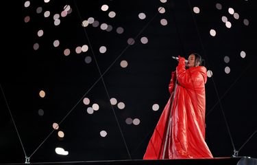 GLENDALE, ARIZONA - FEBRUARY 12: Rihanna performs onstage during the Apple Music Super Bowl LVII Halftime Show at State Farm Stadium on February 12, 2023 in Glendale, Arizona.   Christian Petersen/Getty Images/AFP (Photo by Christian Petersen / GETTY IMAGES NORTH AMERICA / Getty Images via AFP)