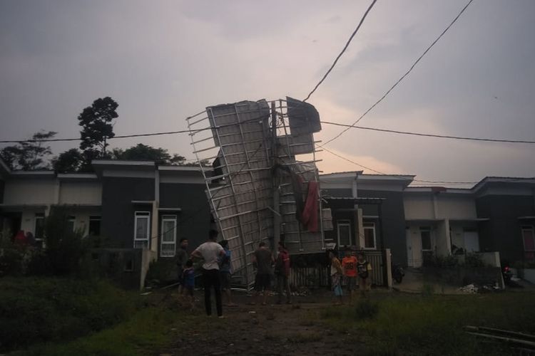 90 rumah di dua desa di Kecamatan Ciomas, Kabupaten Bogor, Jawa Barat, rusak diterjang angin puting beliung, Minggu (8/12/2019).