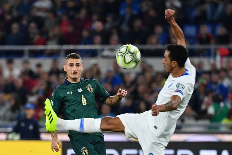 Carlos Zeca menahan laju tendangan Marco Verratti dalam laga Italia vs Norwegia pada lanjutan kualifikasi Euro 2020 di Stadion Olimpico, 12 Oktober 2019.