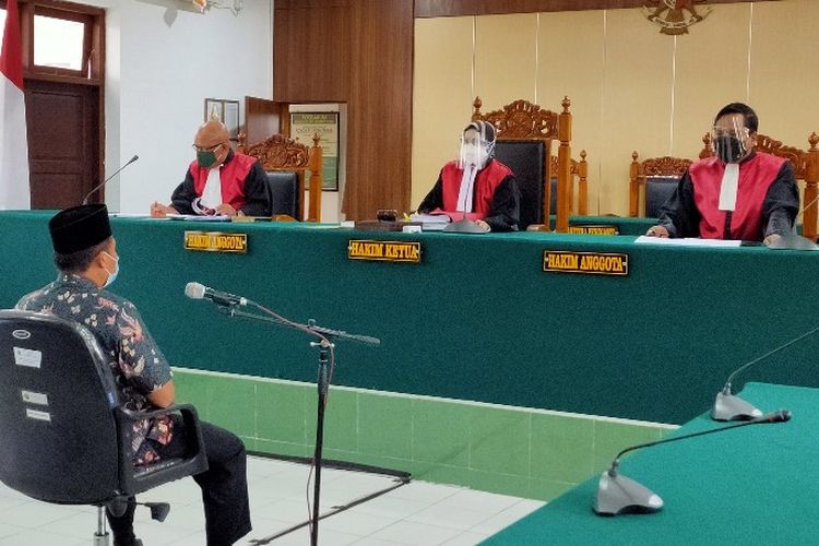 Terdakwa kasus konser dangdut Wakil Ketua DPRD Kota Tegal Wasmad Edi Susilo menghadiri sidang pembacaan tuntutan di Pengadilan Negeri Tegal, Selasa (5/1/2021)