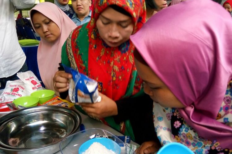 Suci Minarsih (tengah) mengikuti pelatiha membuat cheese stick di Kompleks Terminal BBM Pertamina Patra Niaga Grup di Surabaya, Kamis (14/12/2017).