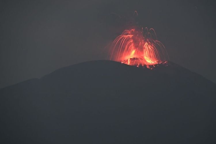 Gunung Ile Lewotolok Diguncang 160 Kali Gempa Letusan dalam Sehari Disertai Gemuruh