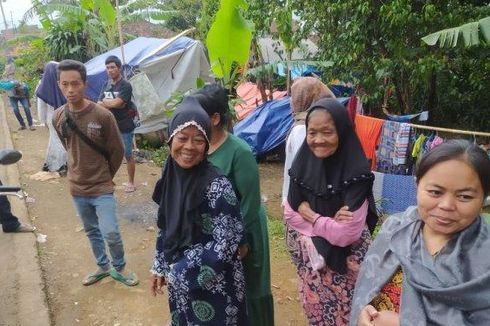 Pengungsi Cianjur Menunggu Bantuan di Pinggir Jalan, Datangi Setiap Kendaraan yang Berhenti