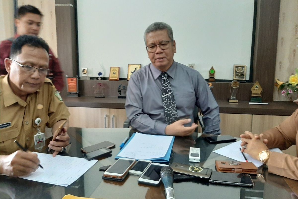Kepala Dinas Kesehatan Kalimantan Barat Harrison saat menggelar jumpa pers terkait kasus pasien yang mengalami gejala mirip corona di Kantor Dinas Kesehatan Kalimantan Barat, Senin (3/2/2020).