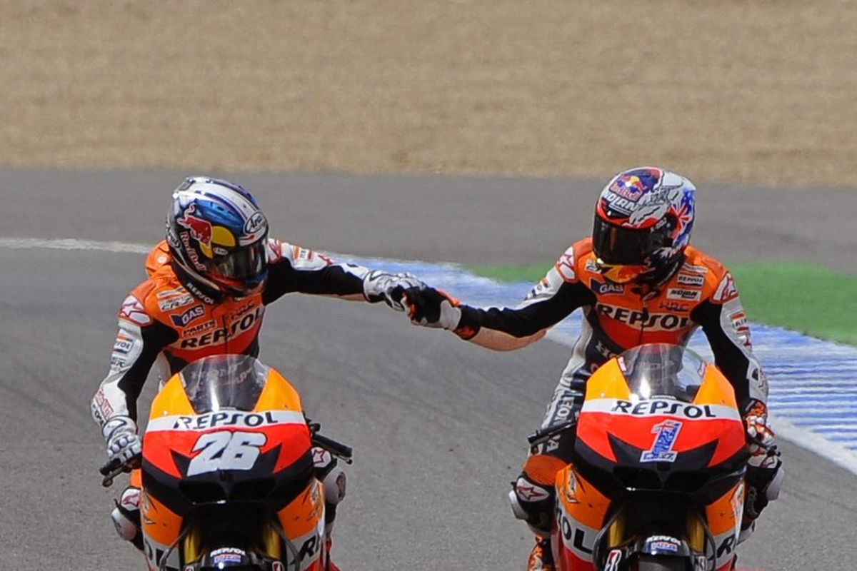 Casey Stoner saat menjadi rekan setim Dani Pedrosa di Repsol Honda Team.   AFP PHOTO / CRISTINA QUICLER (Photo by CRISTINA QUICLER / AFP)