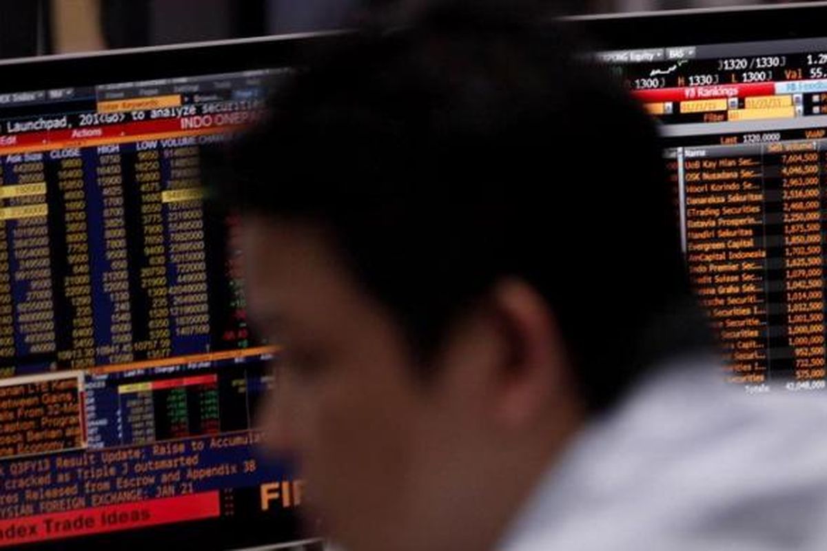 Karyawan memantau perkembangan indeks harga saham gabungan (IHSG) di Galeri Mandiri Sekuritas di Jakarta, beberapa waktu lalu.