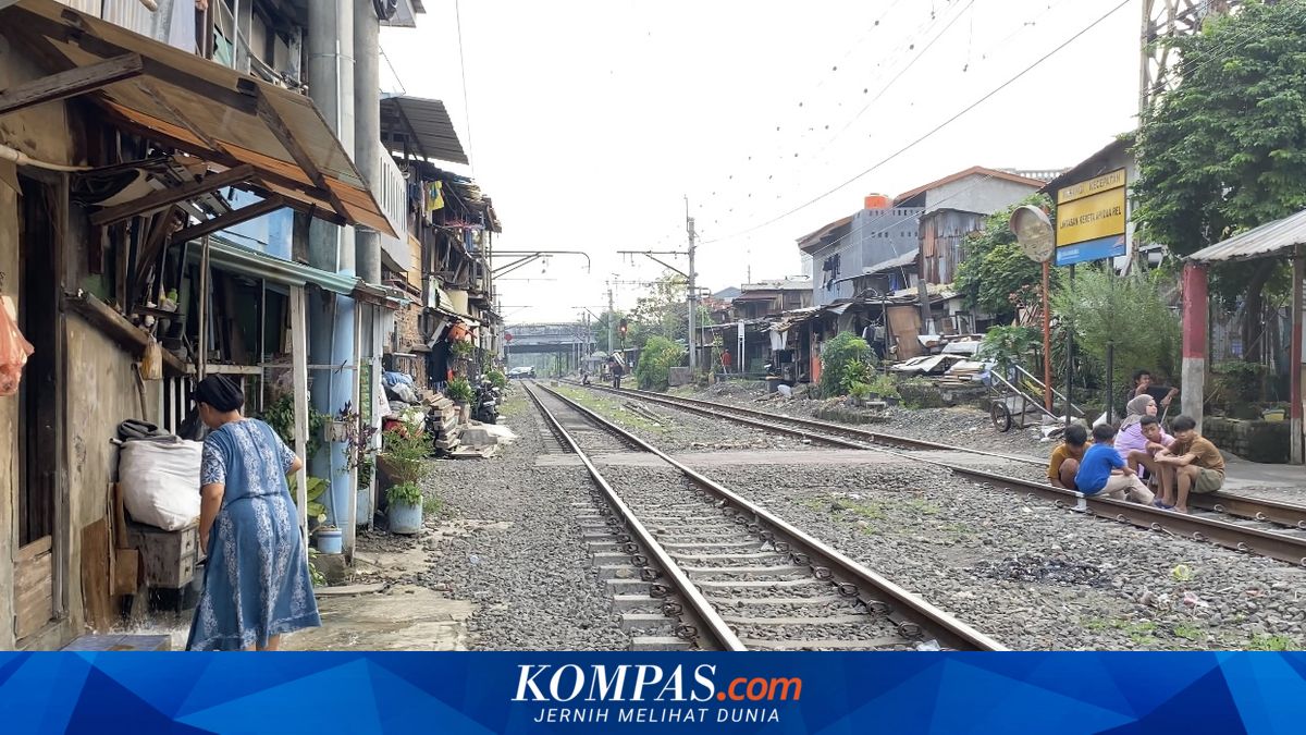 Hidup di Tengah Bahaya, Apa Penyebab Warga Tetap Tinggal di Pinggir Rel Pejompongan?