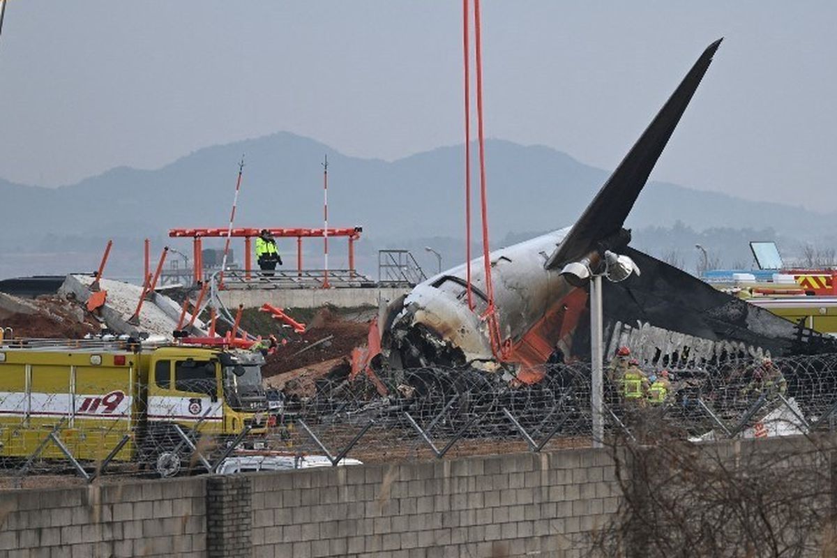 Jeju Air jatuh kecelakaan di Bandara Internasional Muan, Korea Selatan, Minggu (29/12/2024). Foto ini adalah bangkai pesawat dalam insiden yang menewaskan 179 orang, dari total 181 orang di dalamnya.