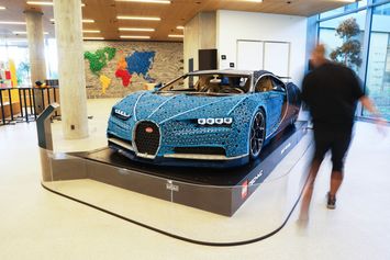 Melihat Lebih Dekat Supercar Bugatti Chiron dari Lego di Denmark