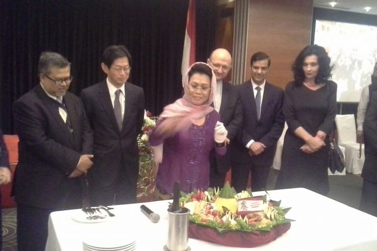 Duta Besar RI untuk Bosnia dan Herzegovina Amelia Achmad Yani siap memotong dan membagikan tumpeng nasi kuning kepada para diplomat dari negara-negara lain dalam resepsi diplomatik di Sarajevo, Selasa (3/10/2017).