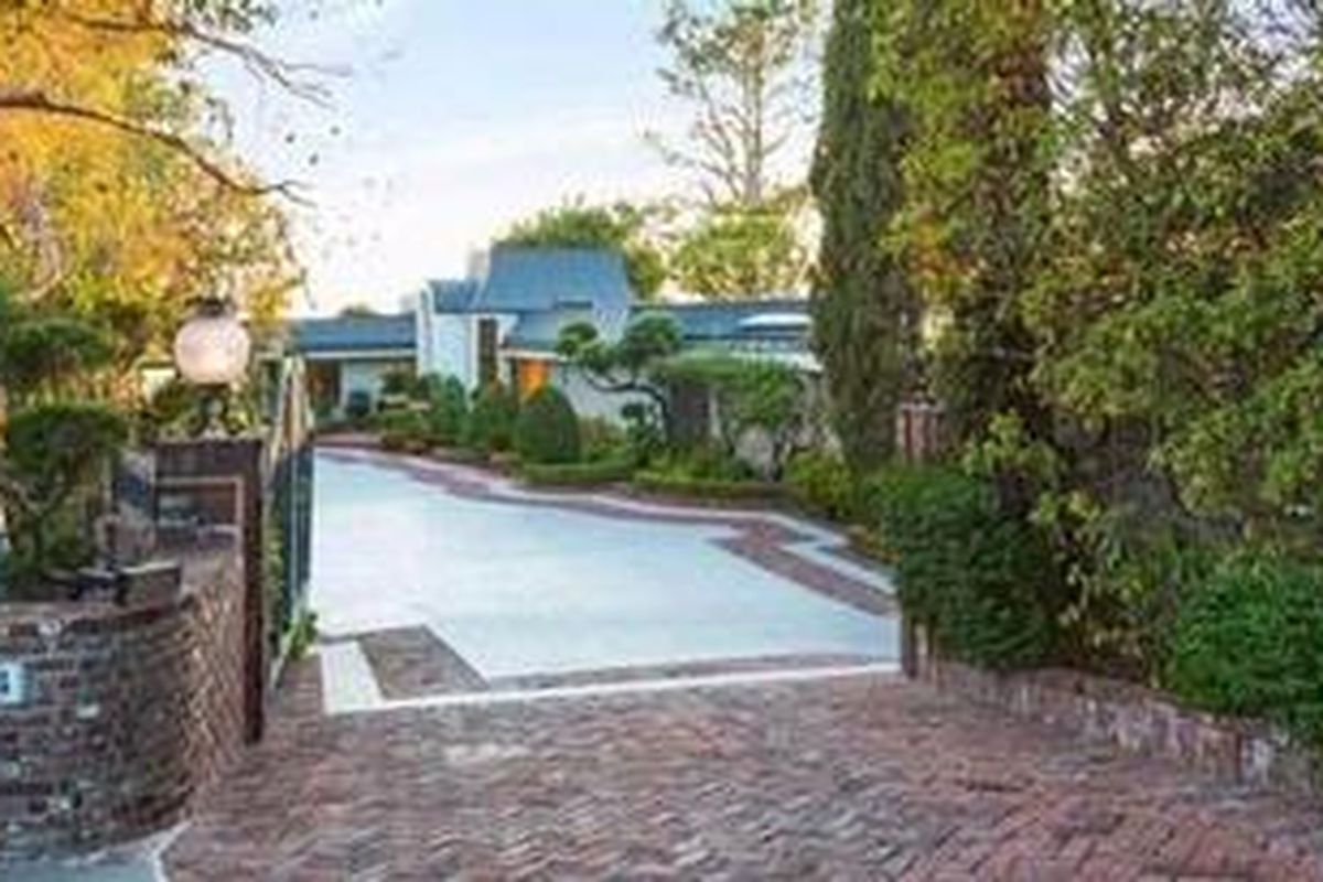 Rumah yang pernah dimiliki oleh Elvis Presley dan istrinya, Priscilla, di daerah Beverly Hills telah masuk ke pasar dan dijual dengan harga sekitar Rp 123 miliar lebih. 