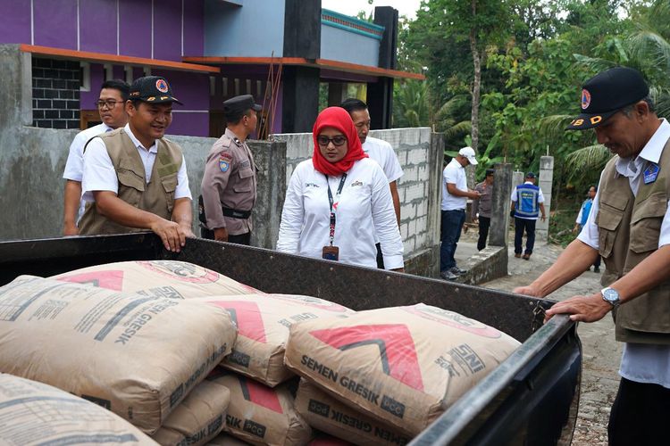 SIG bekerja sama dengan BPBD Kabupaten Bantul dan Gunung Kidul, saat menyalurkan bantuan semen untuk perbaikan rumah warga terdampak gempa bumi di Kabupaten Bantul dan Kabupaten Gunung Kidul, Yogyakarta.