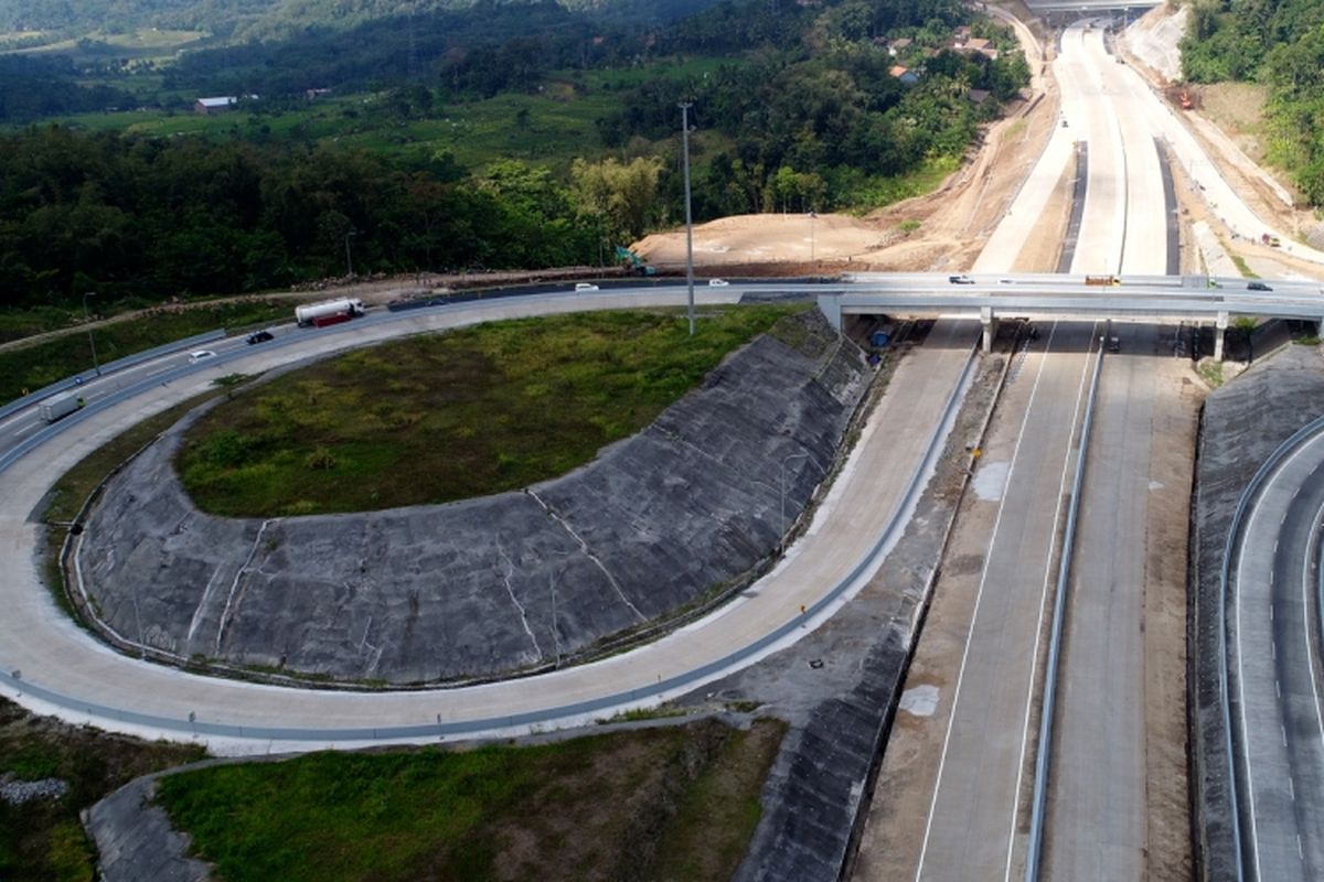 Foto simpang susun Ruas Tol Bawen-Salatiga (ke kanan keluar Bawen, lurus keluar Salatiga), Jawa Tengah, Jumat (16/6/2017). Ruas tol ini akan dibuka secara fungsional pada H-7 hingga H 7 Lebaran. 