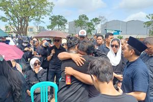 Momen Pilu Reza Arap Peluk Ayah Lula Lahfah Saat Pemakaman, Tangis Tak Terbendung