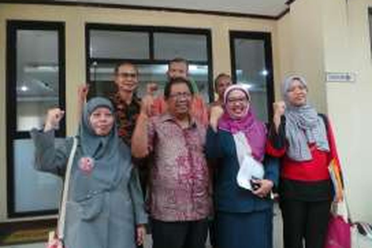 Mantan Kepsek SMAN 3 Retno Listyarti (kedua dari kanan bawah) bersama pengacaranya dari LBH Jakarta Eny Rofi'atul Ngazizah (paling kanan bawah) mengajukan kontra memori banding di PTUN Jakarta. Senin (7/3/2016)