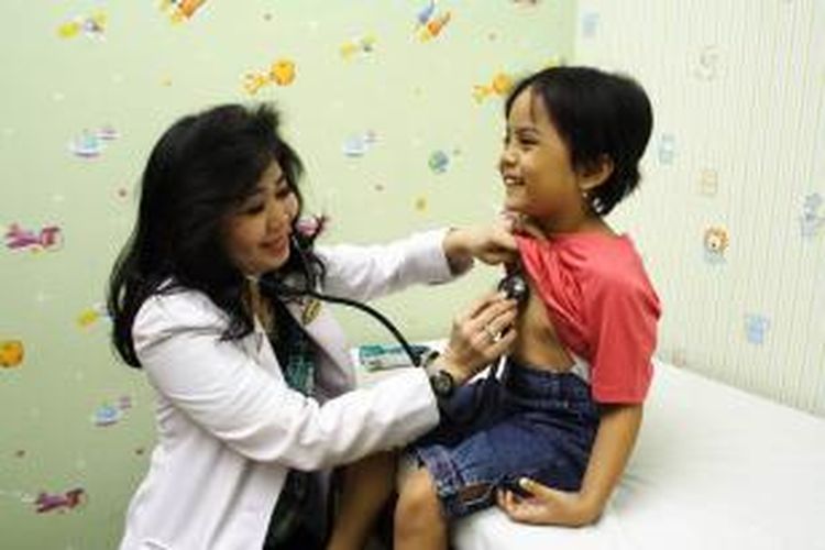 Medical check up pada anak secara teratur bantu memastikan anak tumbuh dengan baik.