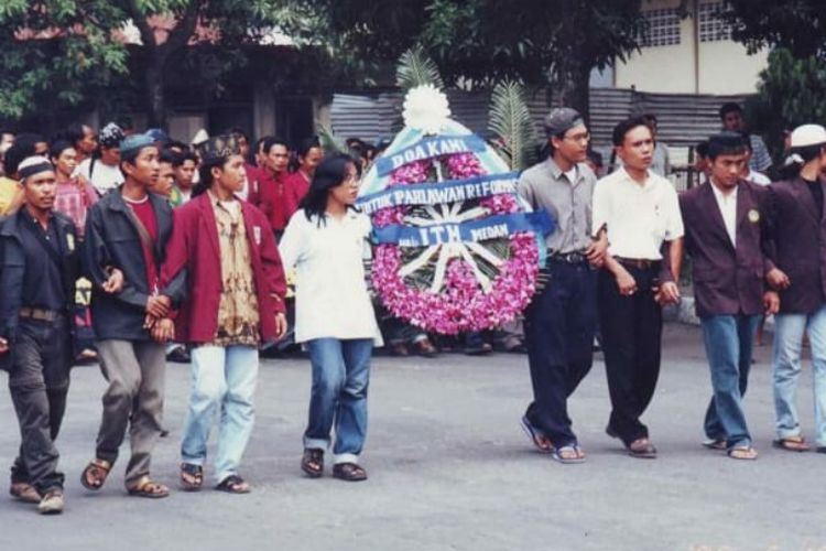 Mahasiswa di Medan saat berunjuk rasa atas penembakan mahasiswa Tri Sakti Jakarta pada tahun 1998