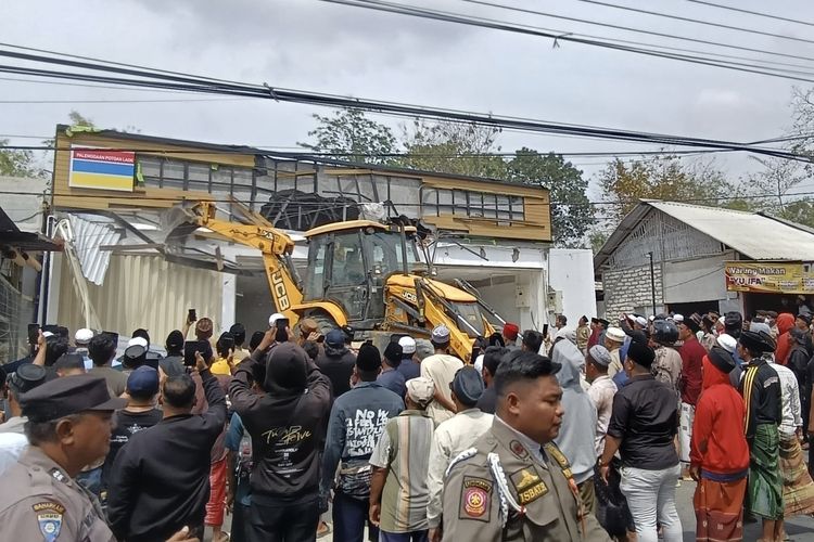 Ratusan Alumni Pesantren dan Masyarakat Bongkar Gedung Retail Modern di Pamekasan