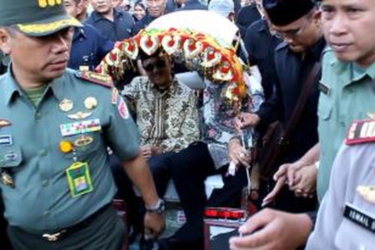 Habibie dan Wali Kota Parepare, Taufan Pawe, saat naik becak bersama menuju rumah masa kecil sang mantan Presiden, di Parepare, Sulawesi Selatan, Kamis (28/8/2014) petang.