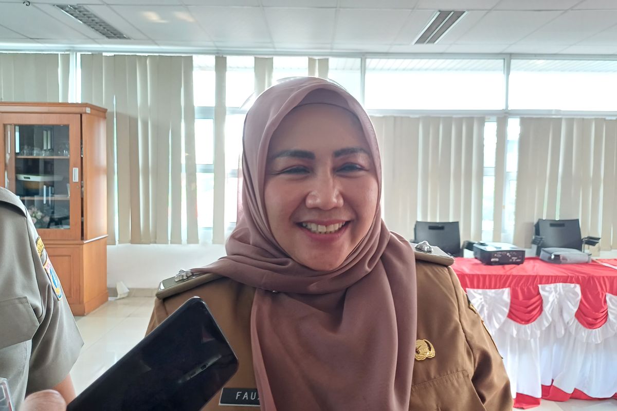 Lurah Senayan, Siti Fauziah Ghozali, saat ditemui wartawan di kantornya, Senin (18/9/2023))